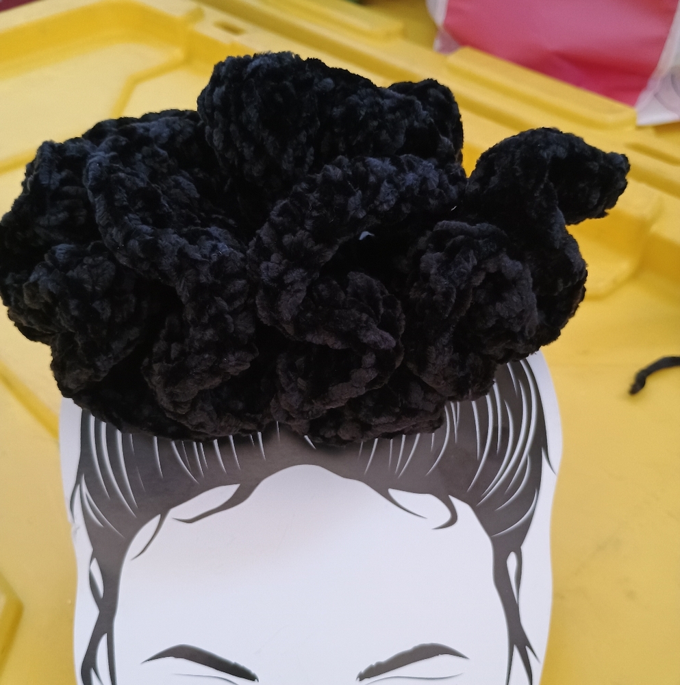 Scrunchie - Picture 10 of 16